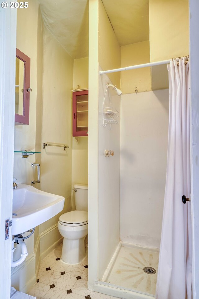 644 4th St, Myrtle Point, OR 97458 - full bath featuring a shower stall and toilet