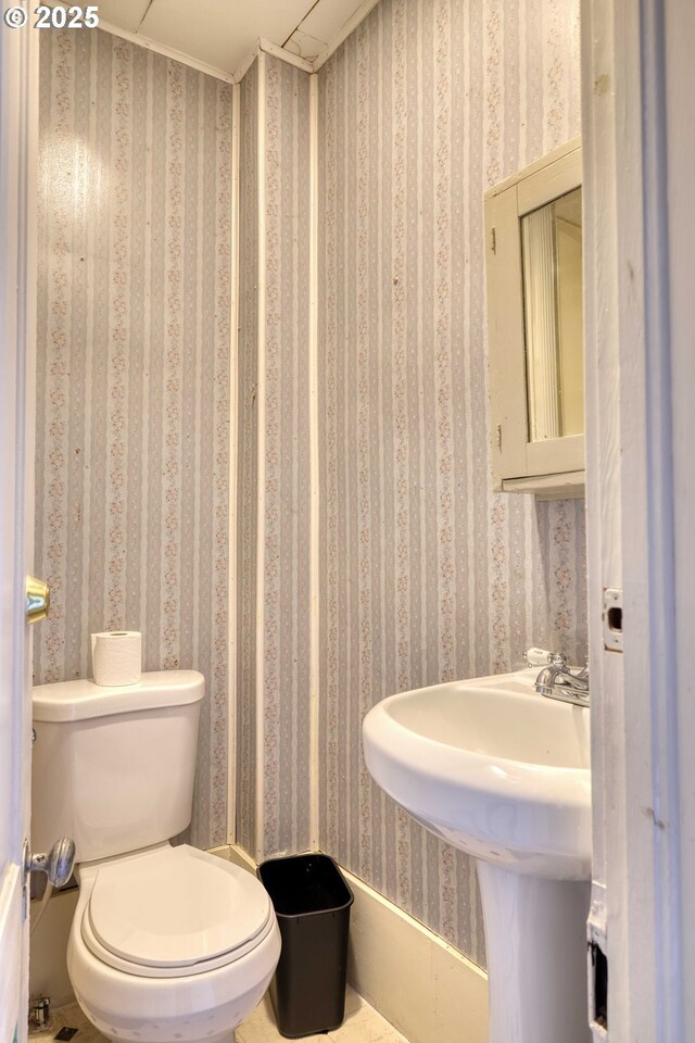 644 4th St, Myrtle Point, OR 97458 - half bath featuring wallpapered walls and toilet