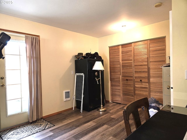 workout room featuring baseboards, visible vents, and dark wood-style flooring