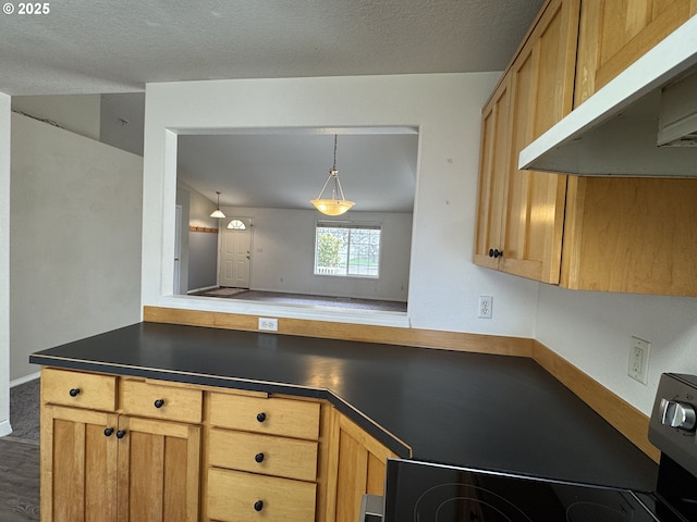 kitchen with hanging light fixtures, dark countertops, a peninsula, a textured ceiling, and under cabinet range hood