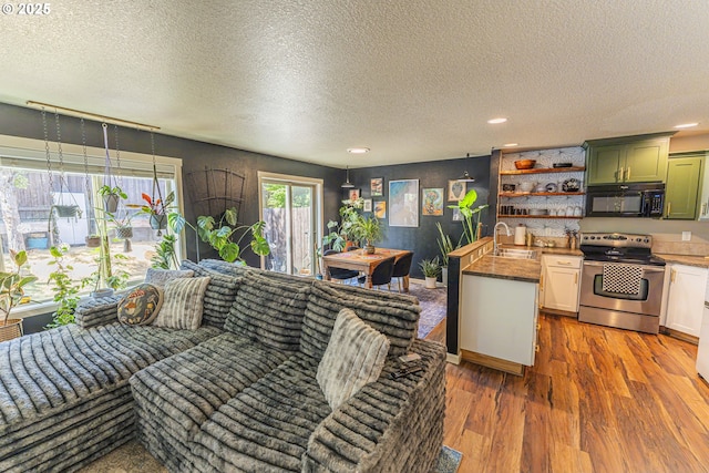 9511 NE 73rd St, Vancouver, WA 98662 - living area with wood finished floors, a textured ceiling, and recessed lighting
