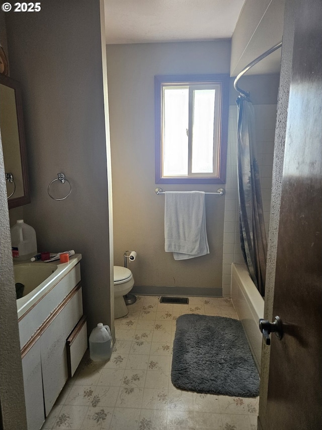 bathroom featuring toilet and shower / bath combo with shower curtain