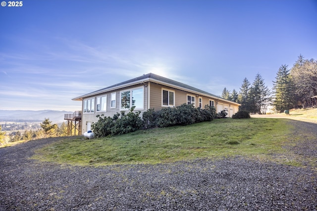 view of front facade featuring a mountain view and a front lawn