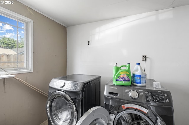 173 N Seneca Rd, Eugene, OR 97402 - washroom with washing machine and clothes dryer