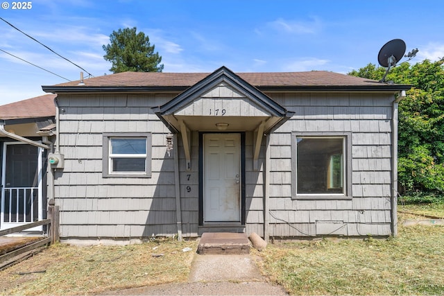 173 N Seneca Rd, Eugene, OR 97402 - bungalow featuring a shingled roof