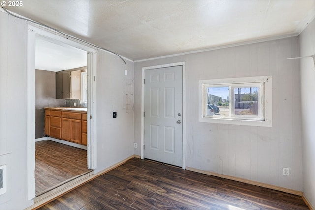 173 N Seneca Rd, Eugene, OR 97402 - foyer entrance featuring dark wood finished floors