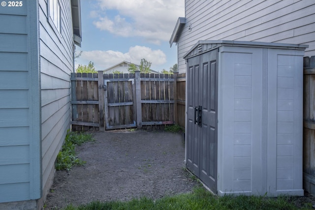 view of yard featuring a storage unit