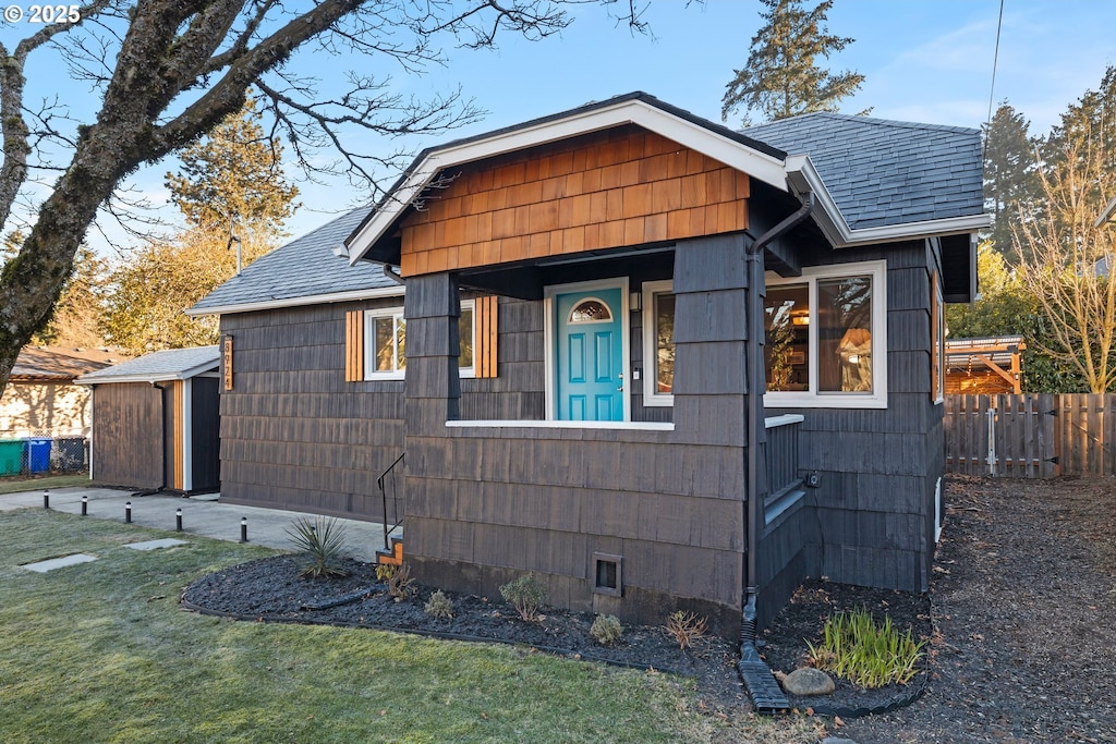 view of front of house featuring a front yard