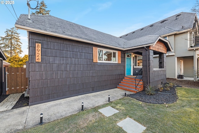 view of front facade with a front lawn