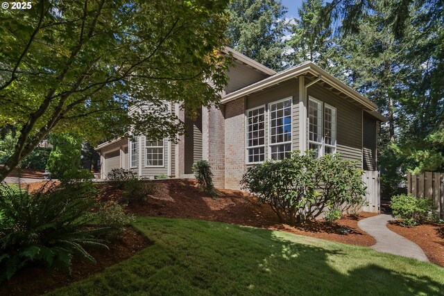 view of front facade featuring a front lawn