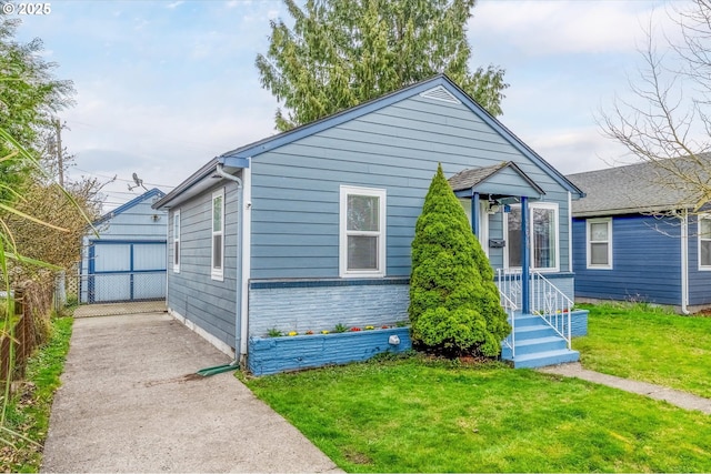 bungalow-style house featuring a front lawn and fence