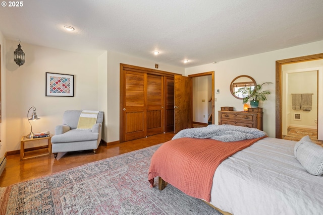 bedroom featuring recessed lighting, baseboards, and a closet