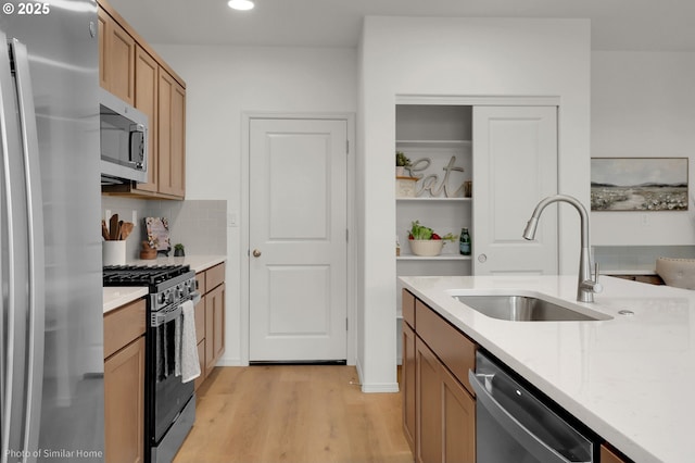 1033 Sommerville Loop, Harrisburg, OR 97446 - kitchen featuring stainless steel appliances, a sink, light wood finished floors, recessed lighting, and open shelves