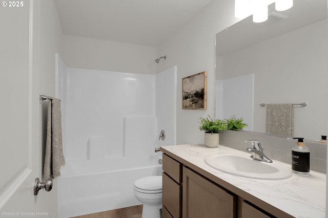 1033 Sommerville Loop, Harrisburg, OR 97446 - full bath with vanity, toilet, shower / tub combination, wood finished floors, and tasteful backsplash