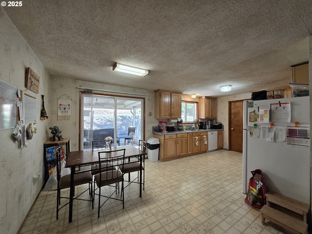 4545 Ridenour St, Roseburg, OR 97470 - dining space with light floors and a textured ceiling