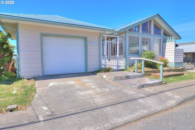 view of front facade with driveway