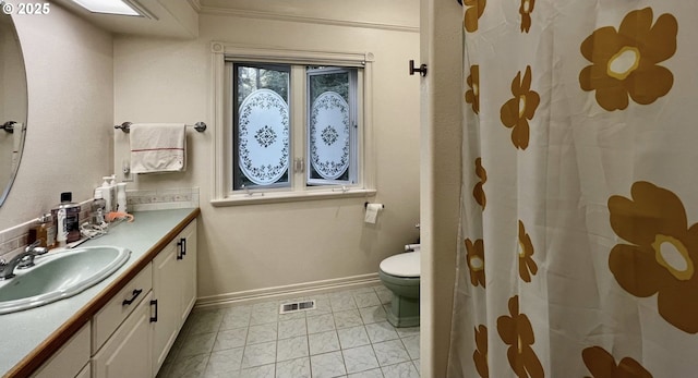 full bathroom featuring curtained shower, toilet, vanity, visible vents, and baseboards