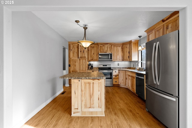 1524 SW 44th St, Pendleton, OR 97801 - kitchen featuring stainless steel appliances, a sink, light wood finished floors, and baseboards