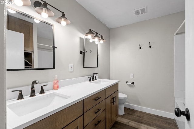 1524 SW 44th St, Pendleton, OR 97801 - bathroom featuring wood finished floors, toilet, baseboards, and double vanity