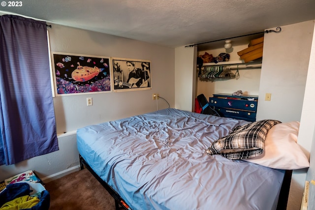 bedroom with a closet, baseboards, a textured ceiling, and carpet