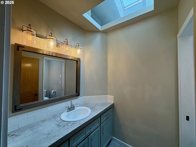 892 S 55th Pl, Springfield, OR 97478 - bathroom with a skylight, toilet, and vanity