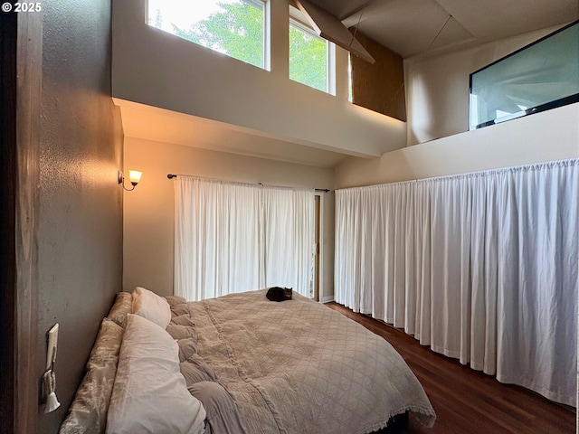 892 S 55th Pl, Springfield, OR 97478 - bedroom with dark wood-style flooring and a towering ceiling