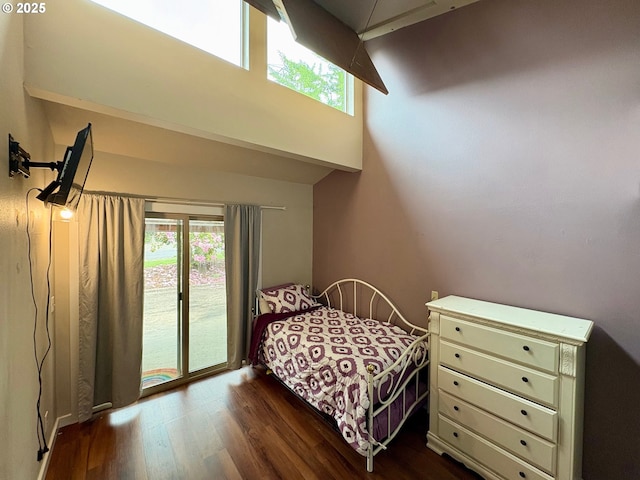 892 S 55th Pl, Springfield, OR 97478 - bedroom featuring dark wood-style floors, access to outside, multiple windows, and a high ceiling