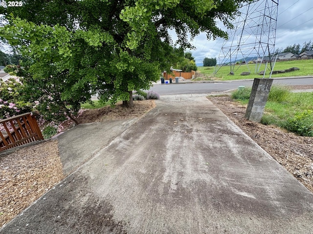 892 S 55th Pl, Springfield, OR 97478 - view of concrete driveway