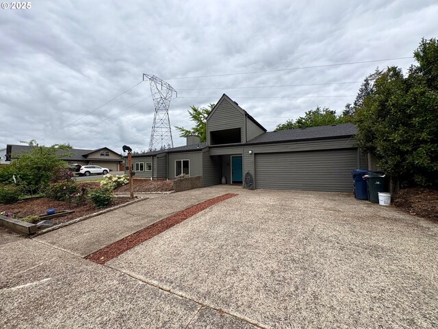 892 S 55th Pl, Springfield, OR 97478 - view of front facade featuring an attached garage and driveway