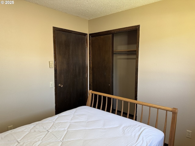 404 NE High St, Goldendale, WA 98620 - bedroom featuring a closet and a textured ceiling
