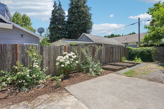 5018 N Vanderbilt St, Portland, OR 97203 - fenced backyard with a patio area
