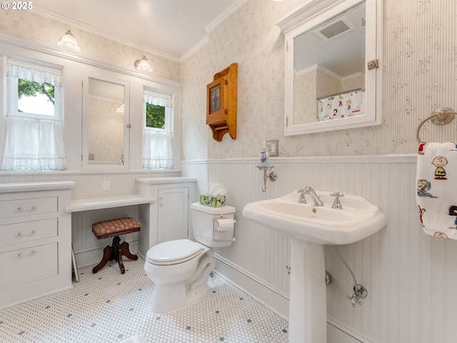 4415 SE Stark St, Portland, OR 97215 - full bath with crown molding, wainscoting, and wallpapered walls