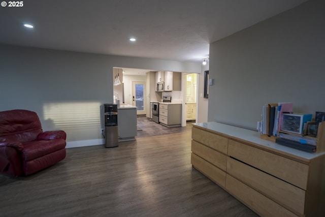 living area featuring dark wood-type flooring, recessed lighting, and baseboards