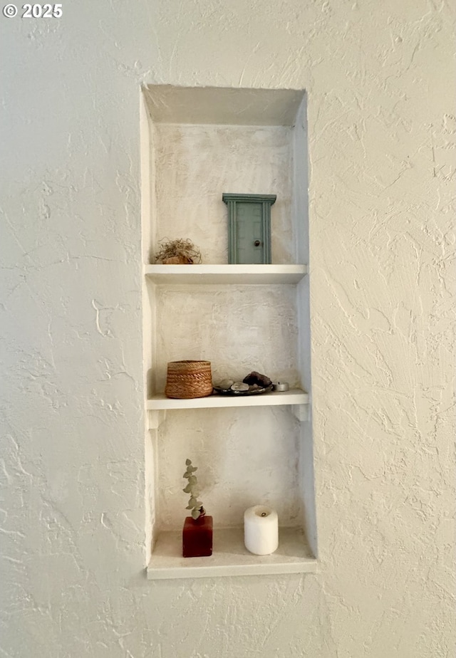 interior details featuring a textured wall