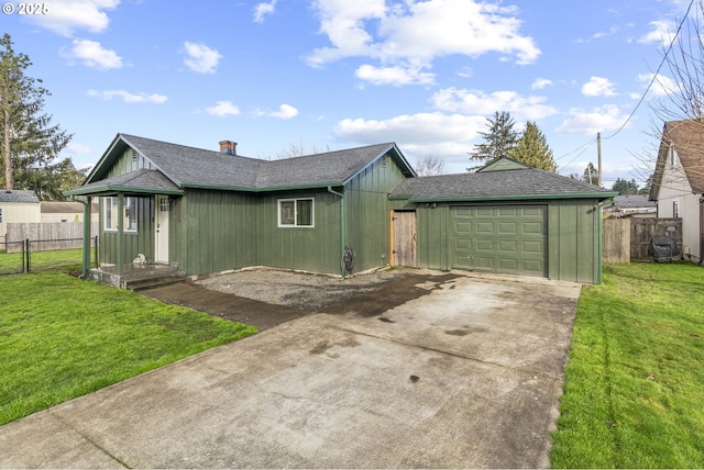 view of front facade featuring a garage and a front lawn