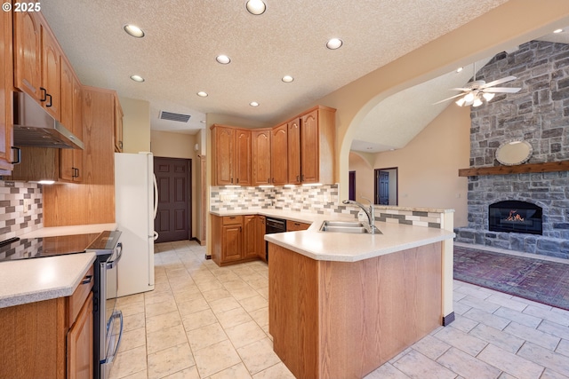 16402 SE Teal Ct, Damascus, OR 97089 - kitchen featuring range with electric cooktop, a sink, under cabinet range hood, a peninsula, and freestanding refrigerator