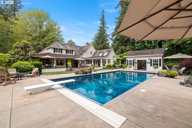 21424 SW 65th Ave, Tualatin, OR 97062 - swimming pool featuring an exterior structure, a patio area, an outdoor structure, and a diving board