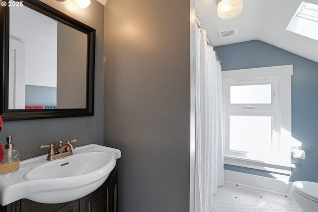 full bathroom featuring vanity, toilet, curtained shower, lofted ceiling, and visible vents