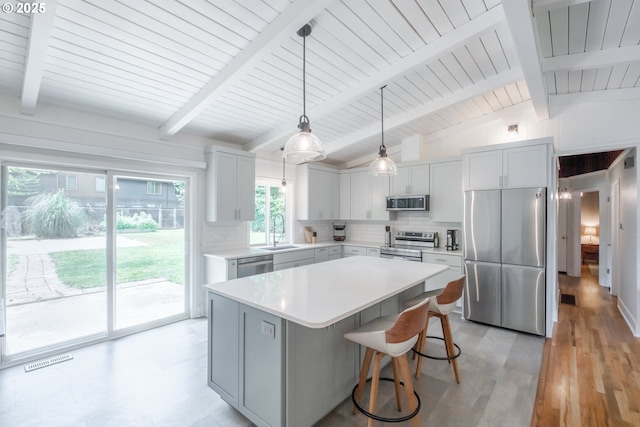 742 Shangri La Ave, Salem, OR 97303 - kitchen featuring stainless steel appliances, a sink, decorative backsplash, a center island, and light countertops