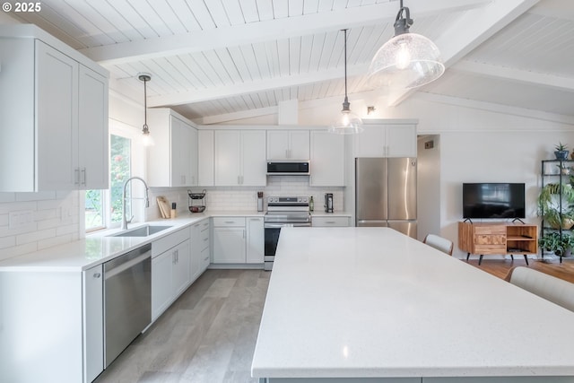 742 Shangri La Ave, Salem, OR 97303 - kitchen featuring stainless steel appliances, a sink, a center island, light wood finished floors, and tasteful backsplash