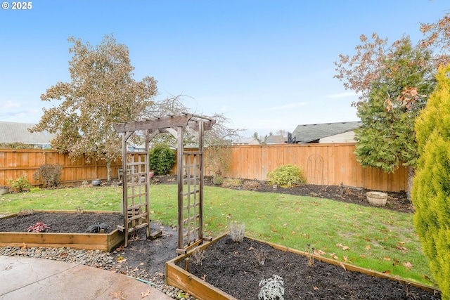 view of yard featuring a pergola