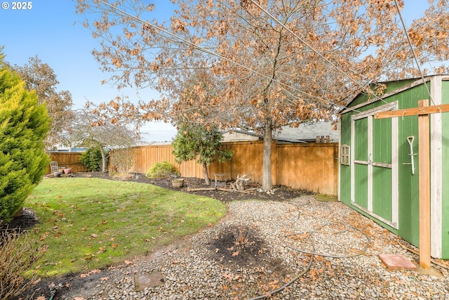 view of yard featuring a storage shed