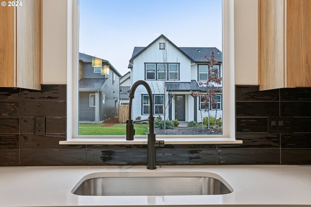 kitchen with a sink, decorative backsplash, and modern cabinets