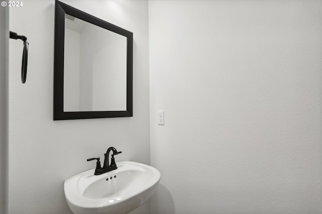 bathroom featuring a sink