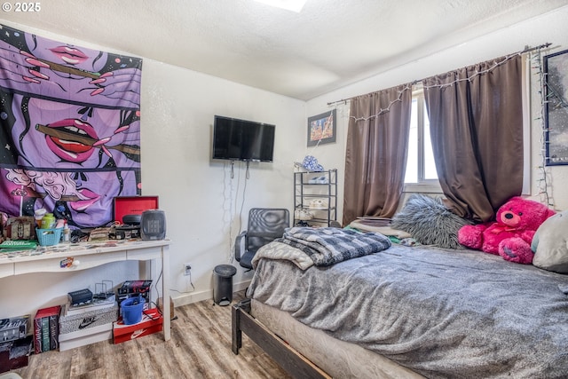 1060 Pacific Ave, Coos Bay, OR 97420 - bedroom featuring wood finished floors, a textured ceiling, and baseboards