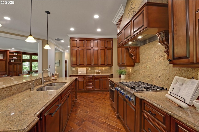 kitchen featuring a sink, dark wood finished floors, stainless steel appliances, decorative backsplash, and ornamental molding