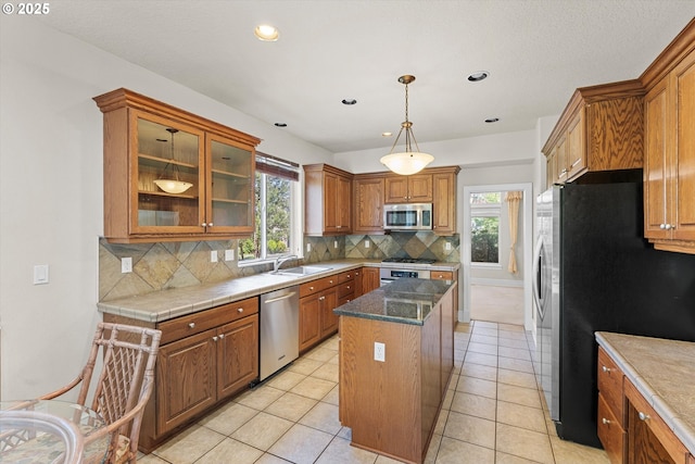 11168 SW Brown St, Tualatin, OR 97062 - kitchen with stainless steel appliances, a sink, decorative backsplash, plenty of natural light, and recessed lighting
