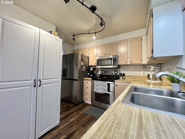 160 Heather Dr, Stanfield, OR 97875 - kitchen with appliances with stainless steel finishes, a sink, dark wood-style flooring, and light countertops