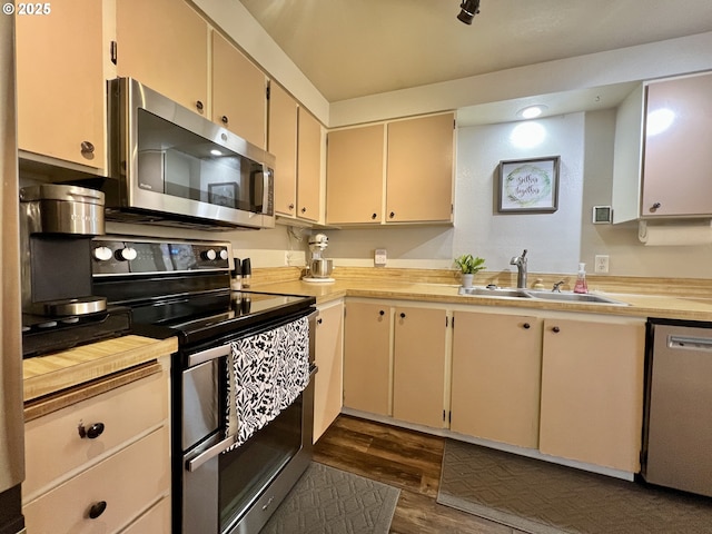 160 Heather Dr, Stanfield, OR 97875 - kitchen with appliances with stainless steel finishes, a sink, light countertops, dark wood-style floors, and cream cabinets