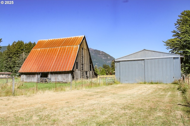 view of yard featuring a mountain view and an outdoor structure